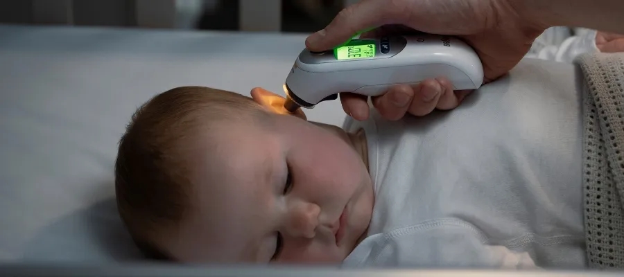 Jaka temperatura u niemowlaka? Poznaj normy i kiedy się martwić