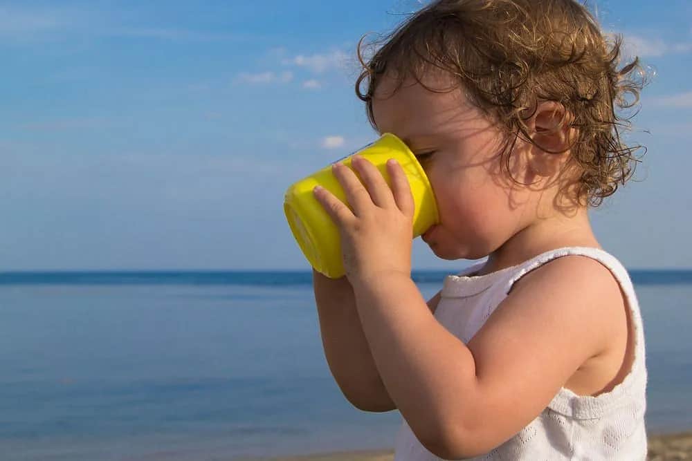 Ile powinno pić dziecko? Wiek, waga, rodzaje napojów – poradnik