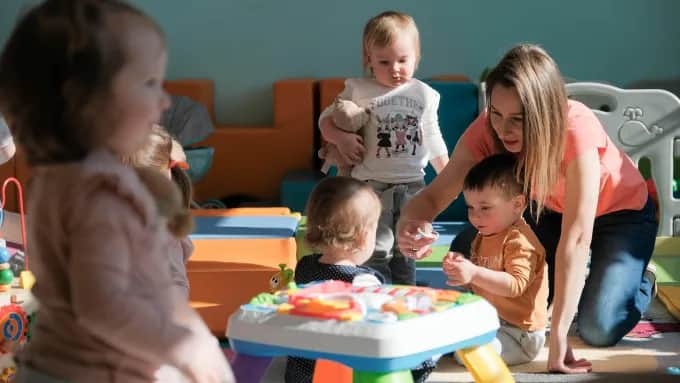 Ile opiekunek w żłobku? Kluczowe przepisy, które musisz znać