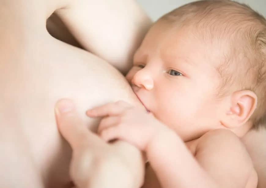 Jak przystawić dziecko do piersi, aby uniknąć bólu i frustracji