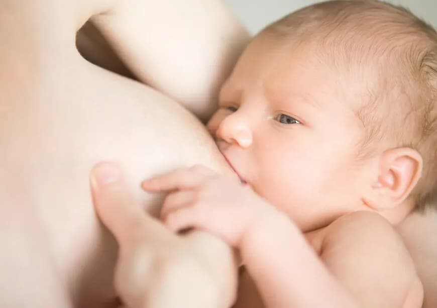 Jak przystawić dziecko do piersi, aby uniknąć bólu i frustracji