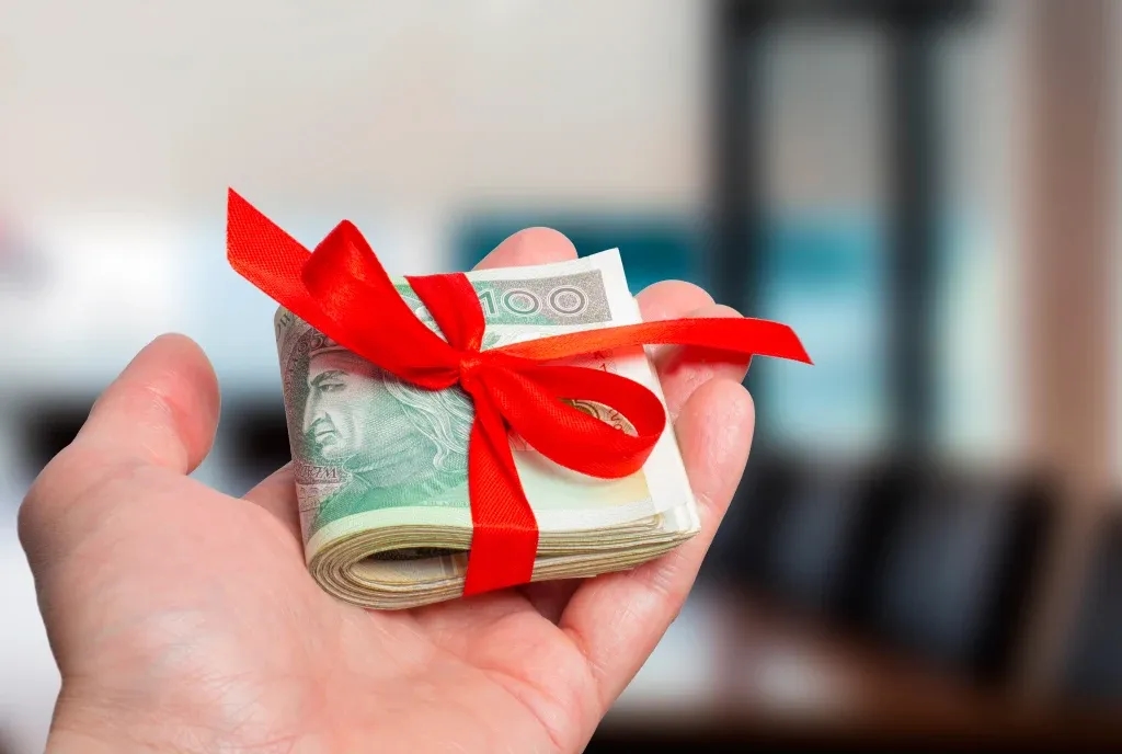 Ile razy można dać darowiznę dziecku bez podatku? Sprawdź zasady