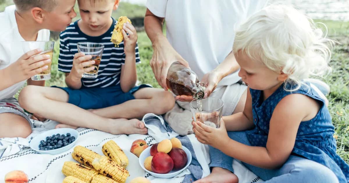 Co na piknik dla dziecka: najlepsze pomysły na jedzenie i zabawy