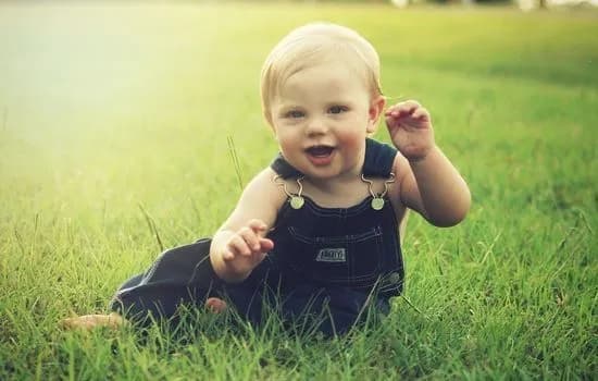 Kiedy dziecko zaczyna gaworzyć? Kluczowe etapy rozwoju mowy